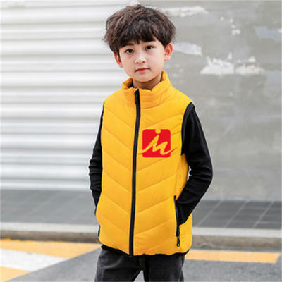 Les enfants imperméables ont chauffé le décolleur de noir d'anorak de gilet de veste