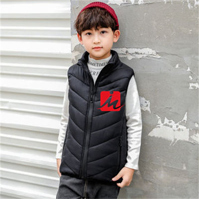 Les enfants imperméables ont chauffé le décolleur de noir d'anorak de gilet de veste