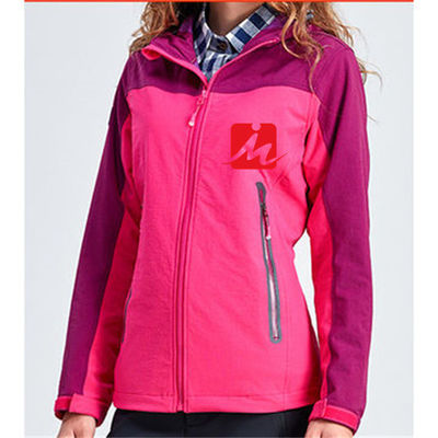 La veste légère extérieure d'anorak imperméabilisent la veste protégeant du vent de l'anorak des femmes