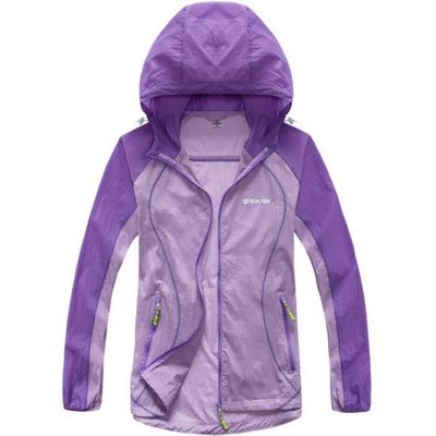 Les femmes légères courantes classiques de veste folâtrent la veste imperméable respirable à capuchon de Packable