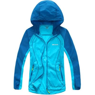Les femmes légères courantes classiques de veste folâtrent la veste imperméable respirable à capuchon de Packable